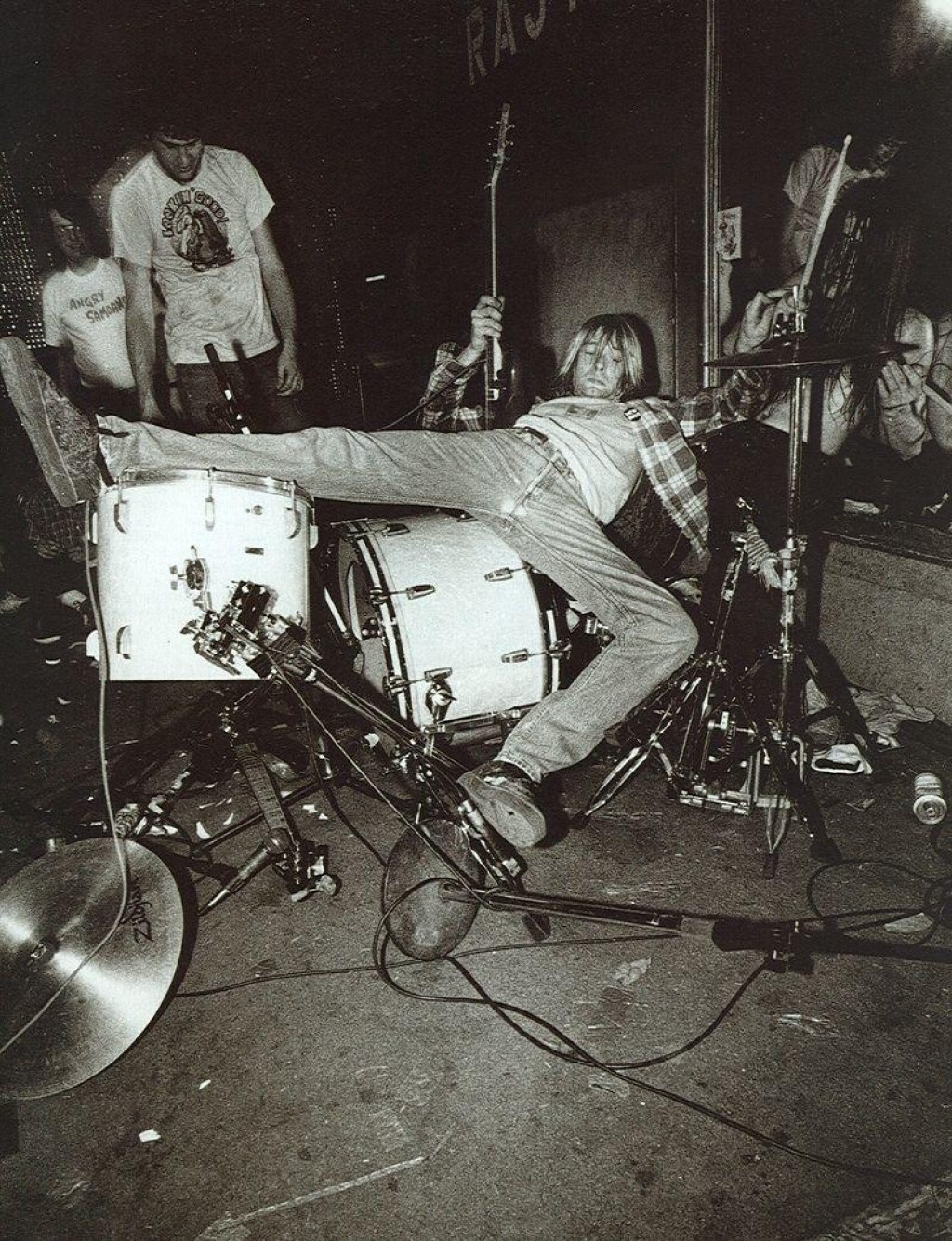 cash cobain drum kit - Kurt crashing into drum set : r/Nirvana