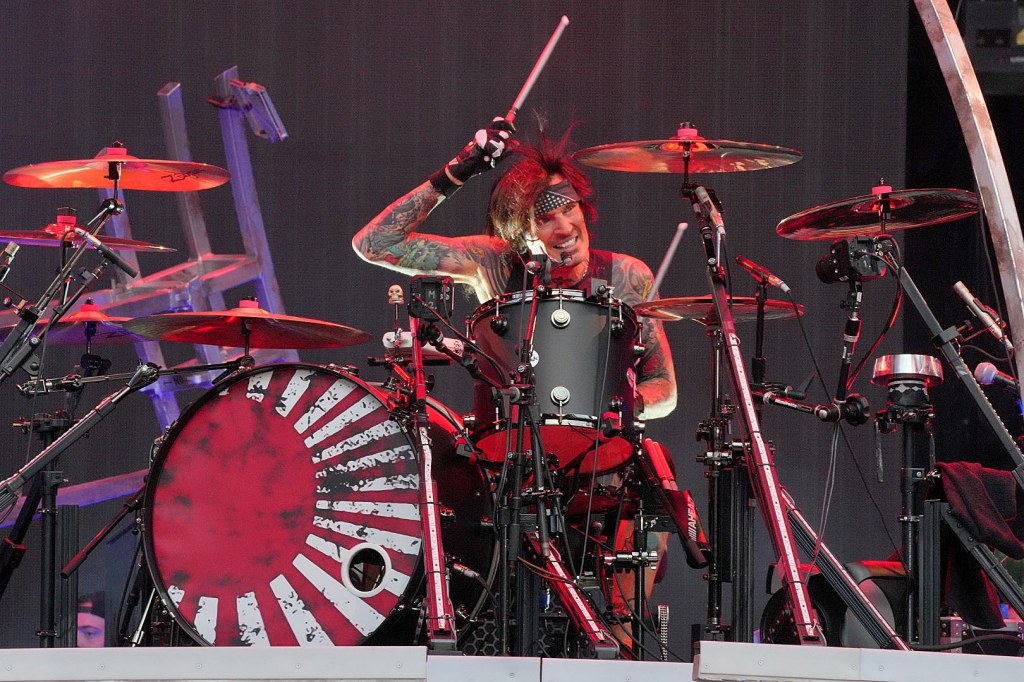 tommy lee drum kit - Lee Powers Through Broken Ribs, Plays  Songs at Second Crue Show